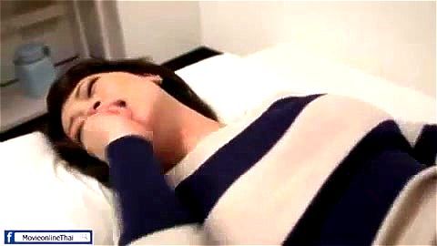 おっぱい強調！ブラを忘れて出掛けてしまった巨乳美人妻