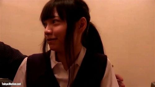 ［和登こころ］言われるままに制服ミニスカ脱いでロリパン晒しておまんこくぱぁされて中まで覗かれ中出しセックス妊娠しちゃうくらいたっぷり出されてイカされちゃうロリかわ貧乳JK妹！