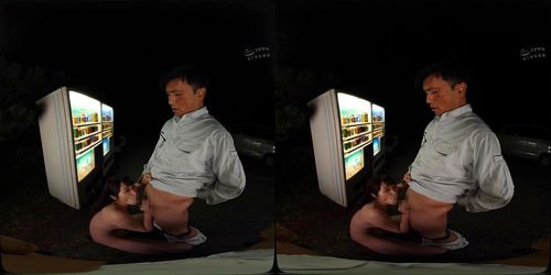 【ＶＲ】不倫相手とドライブ旅行中に野外露出プレイを敢行！自販機の前で見知らぬ男のチ○ポを咥えさせる！