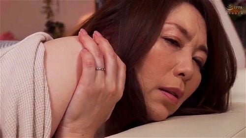 【翔田千里】父の再婚相手がまさか憧れていた五十路マドンナ先生だなんて…