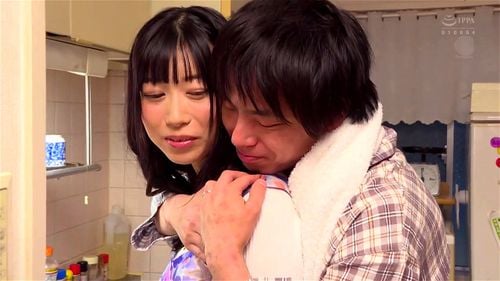 窓に背を向け男に跨り腰を振る女とその女を激しく抱く男…。