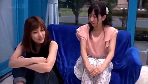 ☆人妻ナンパ☆ 家庭的な笑顔がステキな幸せいっぱいの仲良しママ友二人組をナンパ！浮気は旦那に悪いと分かっていながらも旦那とのマンネリ化したセックスライフではあり得ない体位で敏感なポルチオに快楽を与え続けられて溜りに溜まった性的欲求が解放されたドスケベ人妻たちが魅せる淫らな姿を見逃すな！