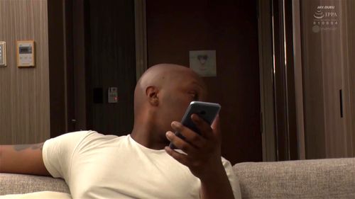 黒人の英会話講師と部屋で子作りのレッスンをする奥様が急増中！