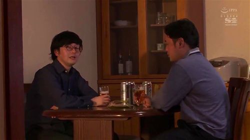美しい巨乳妻が空き巣に犯され、それを助けた隣人にも脅迫され犯され続け・・・最後には自ら他人チンポに跨り腰を激しく振りイキまくるNTR動画。