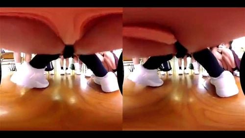 【身長10cmになっちゃうＶＲ！】小さくなる薬を飲んで、クラスメイトの着替えを覗いていたら、見つかって大変な事に！