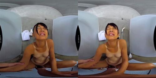 【ＶＲ】海の家シャワールーム女子高生レイプ！競泳水着のあとが残る水泳部のポニーテール美少女が犠牲に！