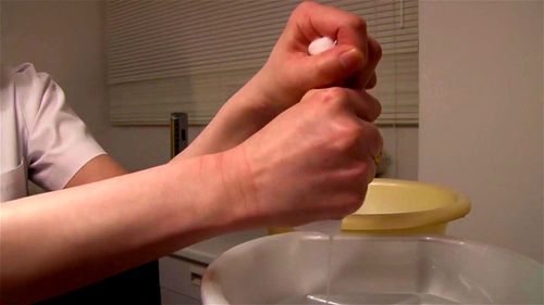 【手コキ射精】ギャル系痴女ナースに手コキされて射精しちゃいました