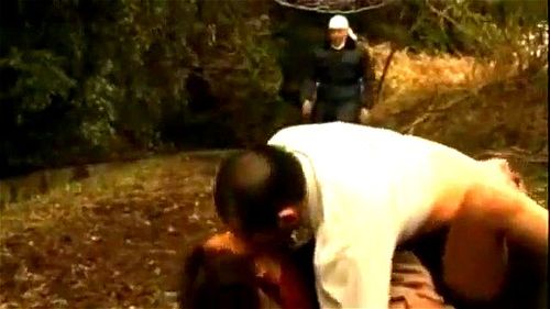 野外で見知らぬ男に犯され放置されたＪＫは通行人に助けを求めるも、卑猥な姿に興奮した男に再びレイプされる！《ながえスタイル》