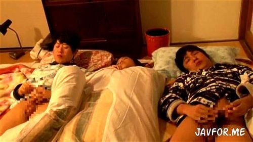 人妻母子交尾 川の字で息子と寝る欲求不満でオナニー三昧の美人ママ夜中に目が覚めたら息子たちに挟まれ奇跡のサンドイッチFUCK！の無料エロ動画はこちら