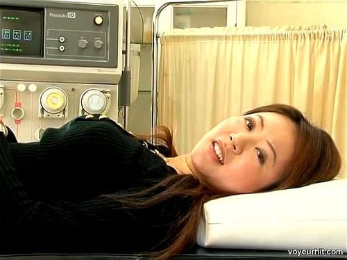 レズビアン検診！婦人科に訪れた美人マダム！おかしいと思いながらも女医の診察に耐えていたら内診台でペニバン挿入されてしまうw