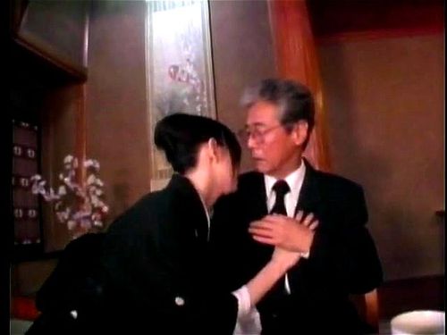 ＞「所持してくれ」亭主の1周忌に夫を亡くした女が血の繋がってない父に迫り始まるつながり、父子相姦。そのお忍びが男性に認知されレイプされる・・・