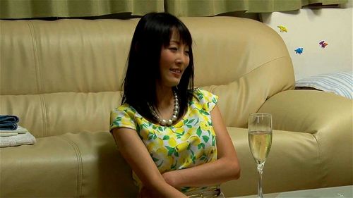 【人妻ナンパ】「奥がいい♡」ほろ酔い状態でTバックの三十路奥さんを即効クンニして、バックと騎乗位で突きまくる！最後は汗だくで生中だし！