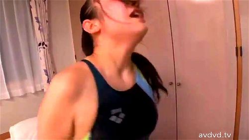 【spankbang】【七瀬あさ美】美人インストラクターさんが、水着を着たままプールサイドでセックスしちゃいます！