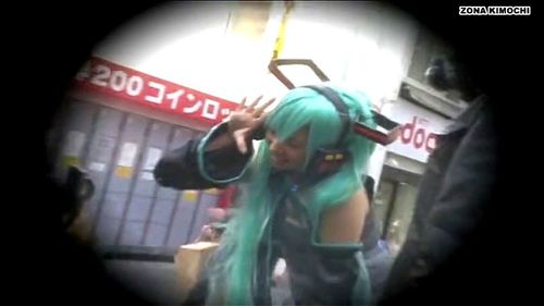 美少女コスプレイヤーをエレベーター内で痴漢して強制フェラからパイ射レイプ!
