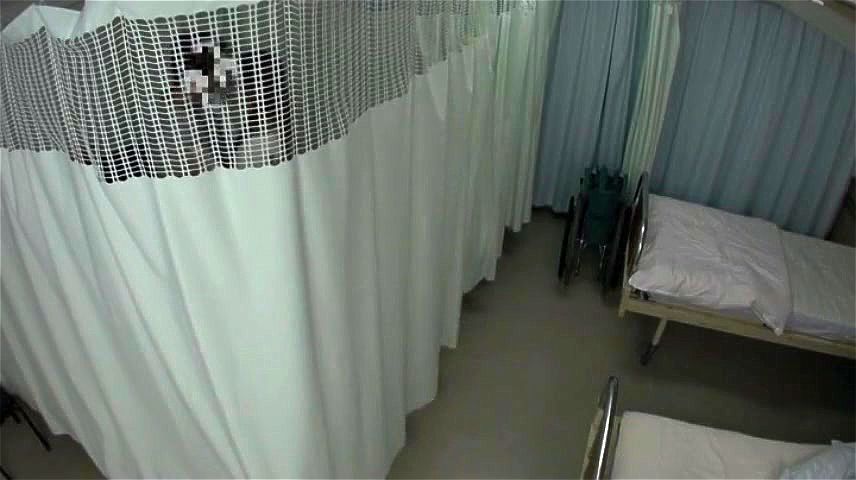 入院中の夫にフェラチオする人妻が隣の患者にカーテン越しでイタズラされ寝取られる