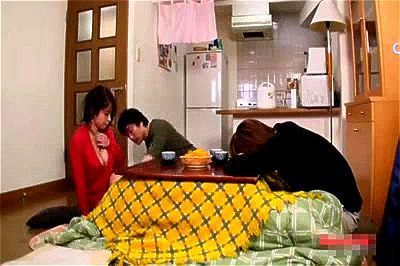 【綾瀬みなみ】コタツで火照ったトロま○こに、夫の親友ち●ぽがズブズブ交尾 ”旦那が…そこ…居るの…あっ、あふぅうぅん…”