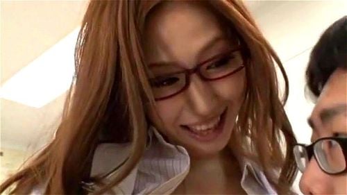 爆乳女医の下品なガニマタ誘惑！美人で巨乳の女医はガニマタでないと感じない変態女！【佐山愛】