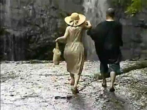 【ヘンリー塚本】赤子を背負う巨乳人妻から若い娘まで、あちこちでヤリまくる絶倫男！