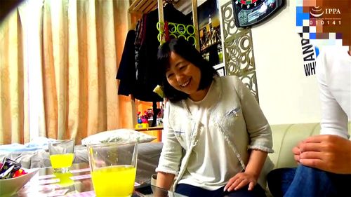 【熟女ナンパ】「え、ちょっと待って待って」セックスレスで10年間キスしてないおばさんに無理やりキスして手マンしてあげるとメス顔に。。