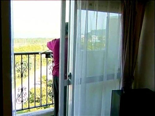 ヘンリー塚本 覗きこまれている事も知らずにSEXに没頭して激しく喘ぐ美人妻