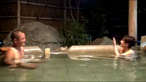 【巨乳妻・筋肉ち●ぽ浮気】”舐めても、吸っても…好きに…シテいいよ…” 体育会系男子学生と混浴浮気SEX！硬い若おち●ちんとワクワク嵌める欲求不満妻