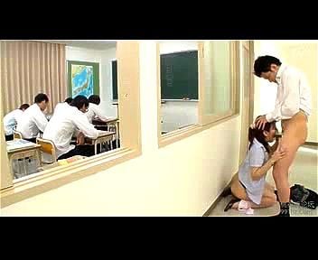 小野さち子 声が出せない状況で教え子と大胆にセックスしちゃう熟女先生！授業中に廊下で挿入！