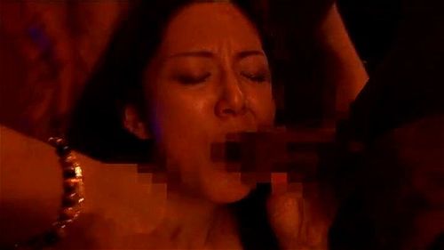 ＞息子に見られながら黒人達に犯される熟母。強制フェラ、イラマチオ、鬼畜なまでの乱交、中出し4P