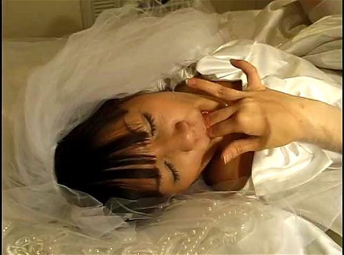 清楚系花嫁がお股かっぴらいてオナニー！ローターをあてがい所々見えるマ〇毛がいやらしくてシコれる！！