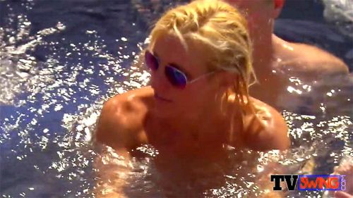Watch Hot Pussy Licking At The Pool To A Horny Milf That