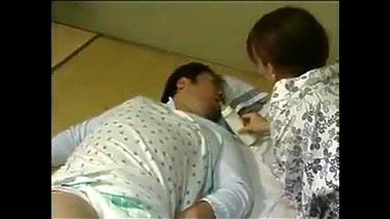 ＞オッパイを与えながら喘ぎ悶える淫乱セックス。巨乳を吸われながらの赤ちゃんプレイで夫婦の営み