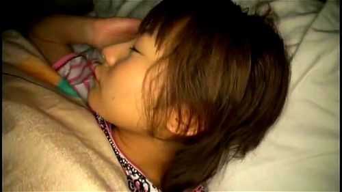 【spankbang】寝ている女の子にこっそり近づいて、フェラチオしてもらったりセックスしちゃう