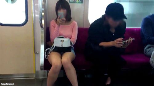 【電車対面】こういう隠してるつもりなのに丸見えのミニスカ女のパンチラってエロいよなｗｗ【山田さんの流出動画】