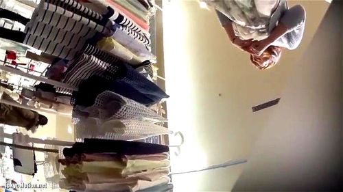 【ガチ×パンチラ盗撮 】スタイル抜群な美人ショップ店員を隠し撮りしたった！！