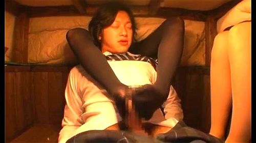 【姉と弟】家族にバレずにこっそり！掘りこたつの中に隠れた弟のチ◯ポを、姉が母親の前で足コキ悪戯し興奮して生ハメ性交