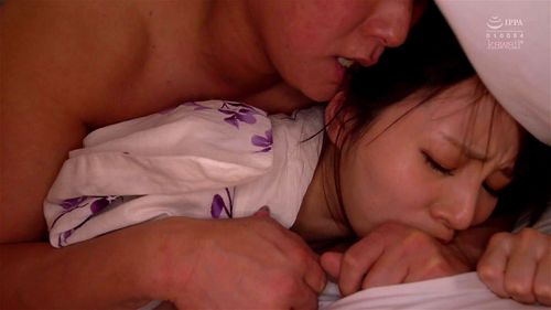 《伊藤舞雪/NTR》お互いのパートナーが寝ている横でバレたらマズイNTRセックス