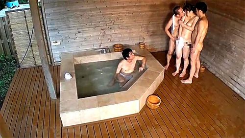 恥じらいながらも乳首を隠し男達がいる混浴に入浴する巨乳の人妻。そこへ男達が群がり暴走して始まる輪姦、寝取られ中出しSEX