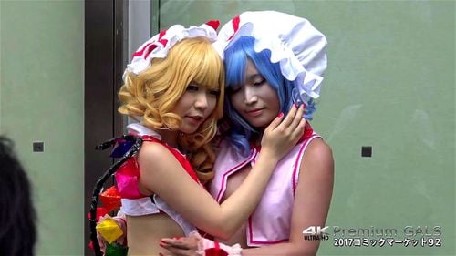 【コミケで乳出しコスプレ】乳出しコスプレで写真を撮られる２人の露出娘！