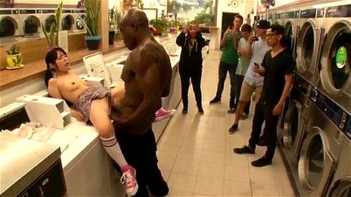 佳苗るか ロリ美少女がコインランドリーで黒人チンポに大量中出しされる動画