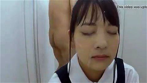 【あべみかこ】トイレでしゃがむ制服の激カワ美少女の顔面がザーメンまみれ！