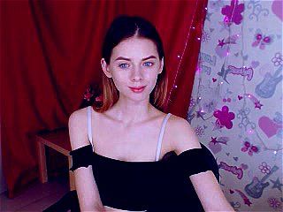 Sexy young babe MelodyKeyy on webcam