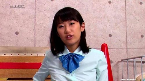 私も見られてるとエッチな気分になっちゃうな～跳び箱の上でパンチラ挑発ポーズの女の子