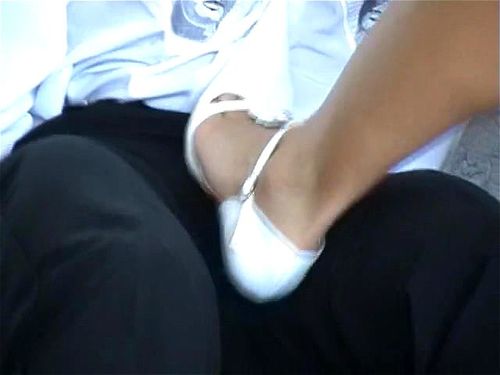 働く女性を怒らせると怖い!! 超美脚で邪魔する男の股間を蹴り上げる!!