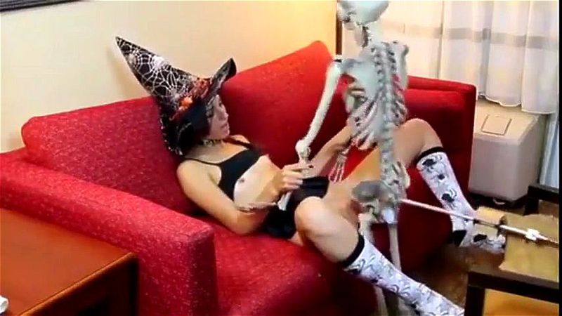 Halloween webcam show: fucking with a spooky skeleton