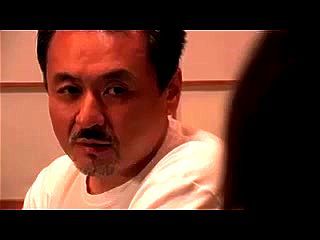 ＞熟女母を裏切りノーパンマンコを見せ付け義父を誘惑する痴女娘。そして始まる淫らな関係、発情した淫乱生活