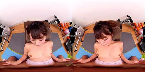 【VR×大原ゆりあ】美人生徒のトレーニング姿に欲情し、その場でHな指導開始！興奮を抑えきれず、勃起チ〇ポを爆発させ中出しを決めてしまう