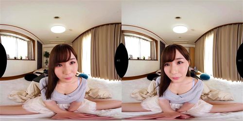 【VR】アナタを超甘えん坊でじっくり見つめながら耳元囁き淫語でシコシコ射精カウント！！股間さわさわしながら上目遣いでおねだりｗｗ挿入したら超敏感体質でしがみ付きビックンビックン大痙攣！ブシャーと大量にハメ潮吹き散らし何度も何度も一緒にイキまくる超密着没入空間ｗｗｗ