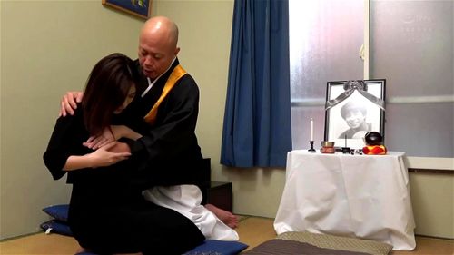 自慰行為を盗撮された未亡人