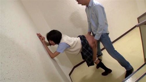 《制服女子校生凌辱レイプ》階段の踊場で、JKがひたすらバックから突き上げられる。
